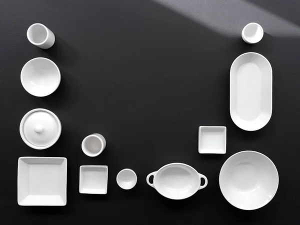 Белый Современная Посуда Различных Конструкциях Черном Фоне Съемки Студии Дневным — стоковое фото