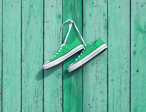 Pár Zöld Textil Cipők Lóg Egy Szöget Falon Régi Repedt — Stock Fotó