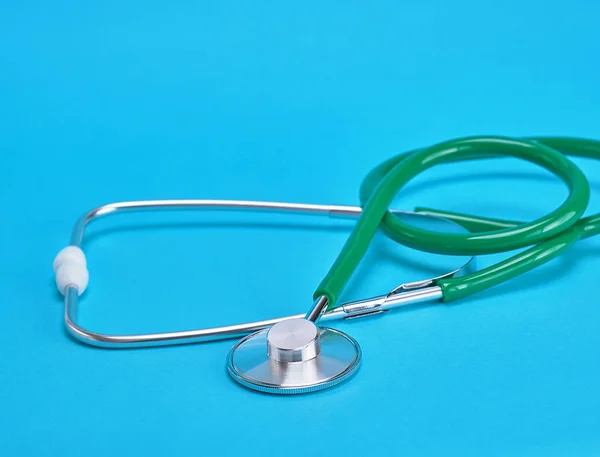 Stetoscopio Medico Verde Sfondo Blu Vicino Copiare Spazio — Foto Stock