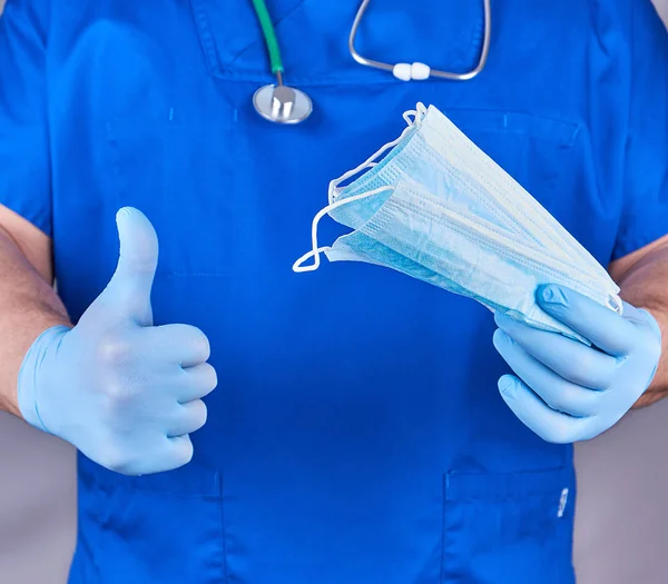 Läkare Uniform Och Blå Latex Handskar Håller Sterila Masker Andra — Stockfoto