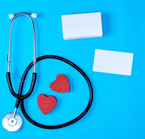 Estetoscópio Preto Médico Cartões Visita Papel Vazios Fundo Azul — Fotografia de Stock