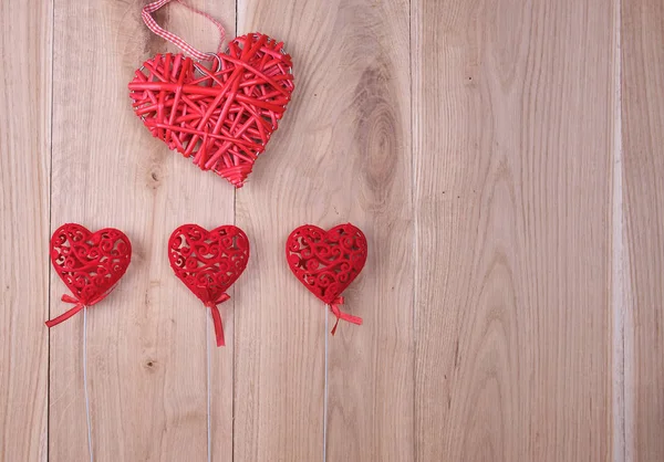 Rote Herzen Auf Einem Hölzernen Hintergrund Aus Eichenholzbrettern Kopierraum — Stockfoto