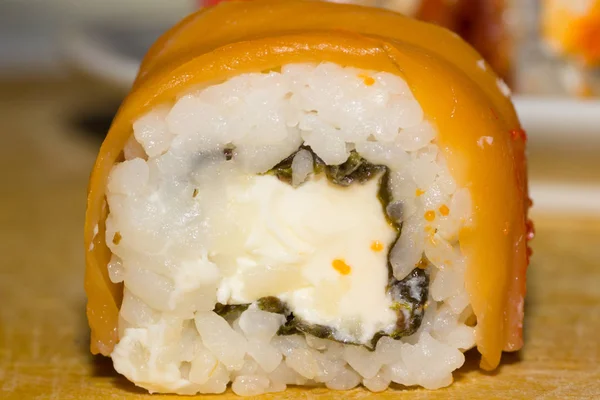 Sushi Roll Łososiem Serem Śmietankowym Filadelfia — Zdjęcie stockowe