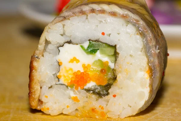 Sushi Roll Wędzonym Węgorzem Serem Topionym Philadelphia Ogórkiem — Zdjęcie stockowe