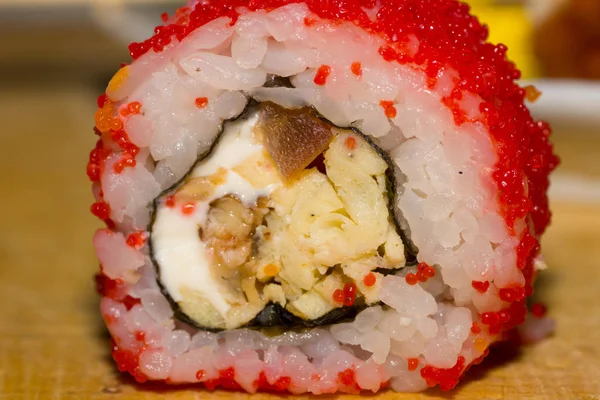 Sushi Roll Wędzonym Węgorzem Pomidorem Serem Śmietankowym Kawiorem Masago Drewnianej — Zdjęcie stockowe