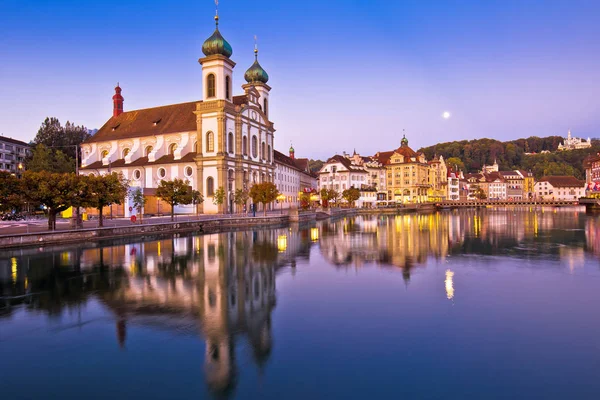 卢塞恩教堂和 Reuss 河海滨黎明风景 瑞士中部 — 图库照片