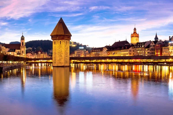 卢塞恩 卡佩尔布吕克和河滨建筑著名的瑞士地标景观 瑞士著名地标 — 图库照片