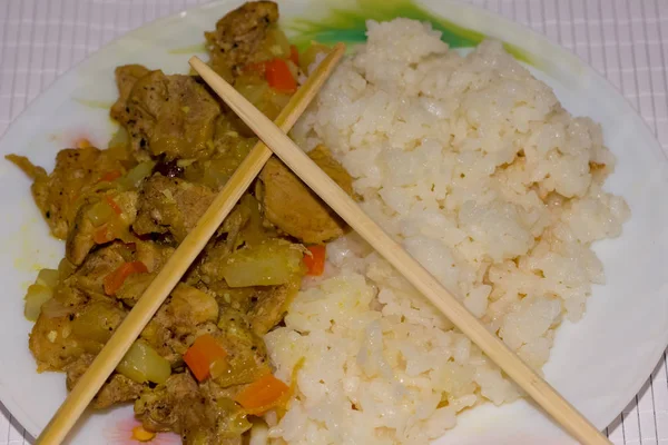 Curry Med Ris Vit Platta Bambu Servett — Stockfoto