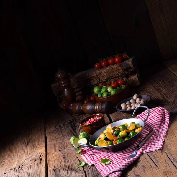Spruitjes Aardappelpan Met Spek Rustieke Stijl — Stockfoto