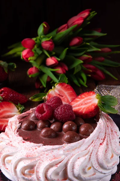 新鮮な果物とチョコレートの軽いパブロバ — ストック写真