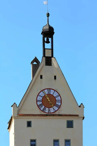 乌尔默 梅明根 Ulmer Tor Uhr Memmingen 是德国拜仁的一个城市 有许多历史名胜 — 图库照片