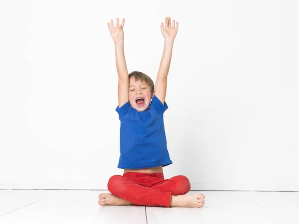 Fresco Niño Seis Años Con Pantalones Rojos Camisa Azul Piso — Foto de Stock