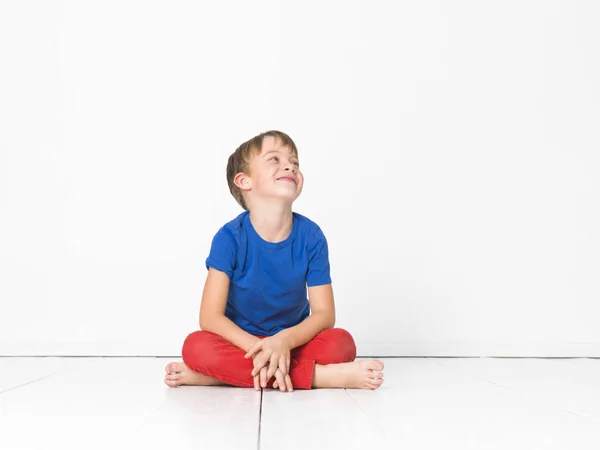 Harika Altı Yaşında Kırmızı Pantolonlu Mavi Gömlekli Bir Çocuk — Stok fotoğraf