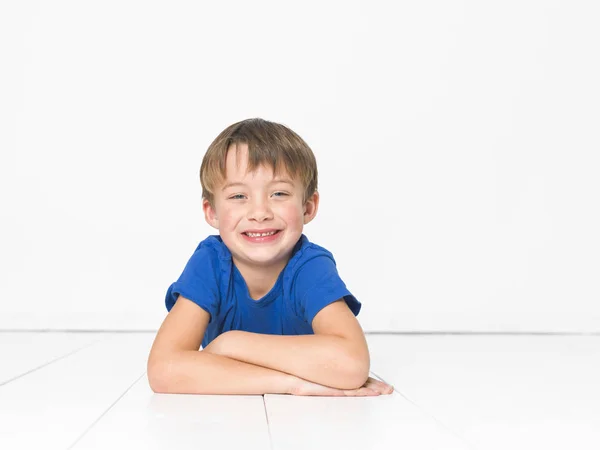 Legal Menino Seis Anos Idade Com Calças Vermelhas Camisa Azul — Fotografia de Stock
