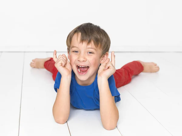Крутий Шестирічний Хлопчик Червоними Штанами Синьою Сорочкою Білій Підлозі — стокове фото