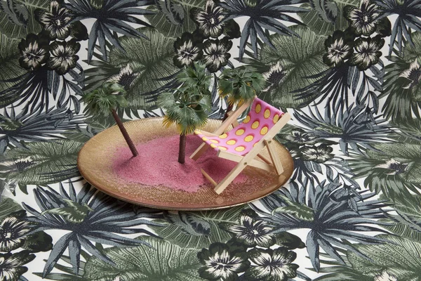 Een Gouden Plaat Met Roze Zand Mini Plastic Palmbomen Binnen — Stockfoto