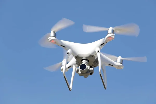 Fehér Drón Repül Levegőben Tiszta Kék Háttérben — Stock Fotó