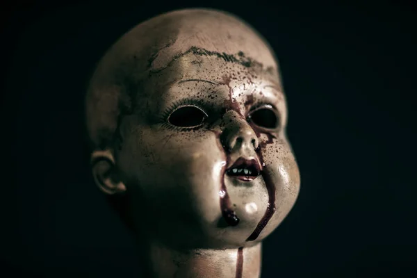Ανατριχιαστική Αιματηρή Κούκλα Στο Σκοτάδι — Φωτογραφία Αρχείου