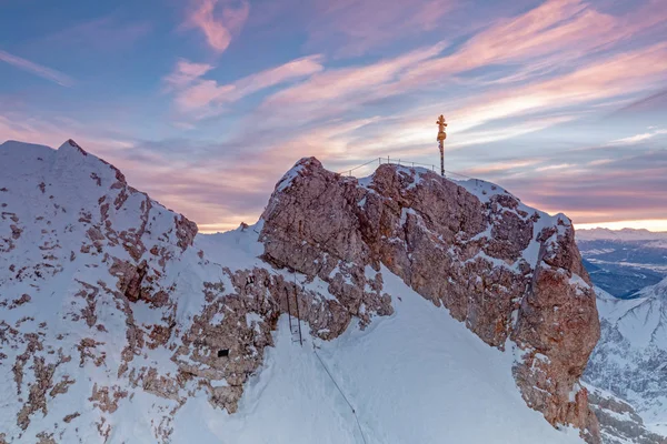 Alba Sulla Cima Del Monte Zugspitze Con Croce Sommitale — Foto Stock