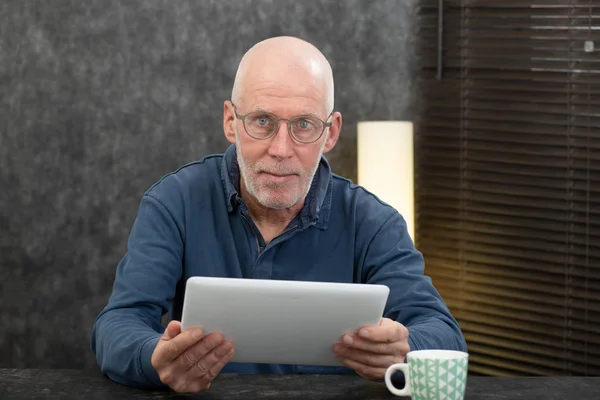 Homem Sênior Bonito Usando Computador Tablet — Fotografia de Stock