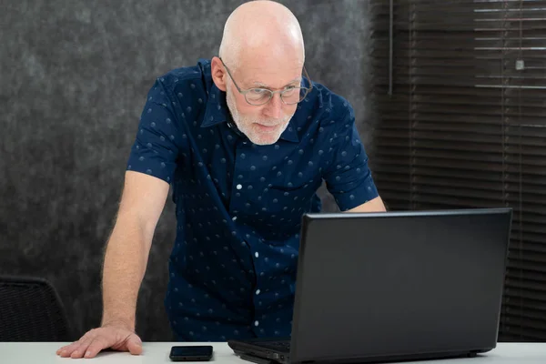 Homem Sênior Com Uma Barba Camisa Azul Escritório Usando Laptop — Fotografia de Stock
