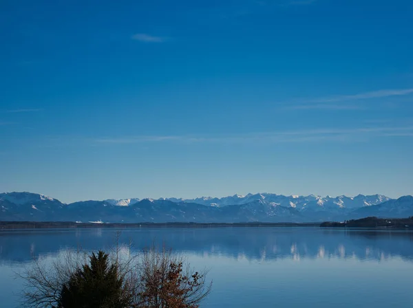 Las Tranquilas Aguas Del Lago Starnberg Con Los Alpes Nevados —  Fotos de Stock