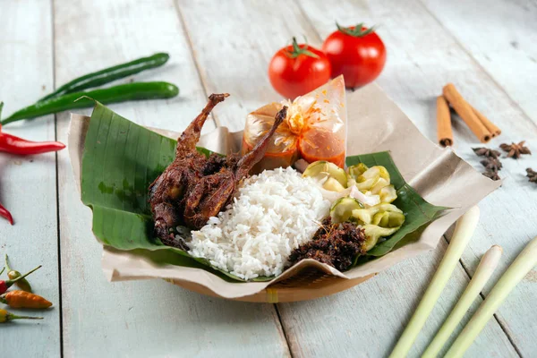 带有鹌鹑的Nasi Lemak Kukus 马来西亚传统食品很受欢迎 — 图库照片