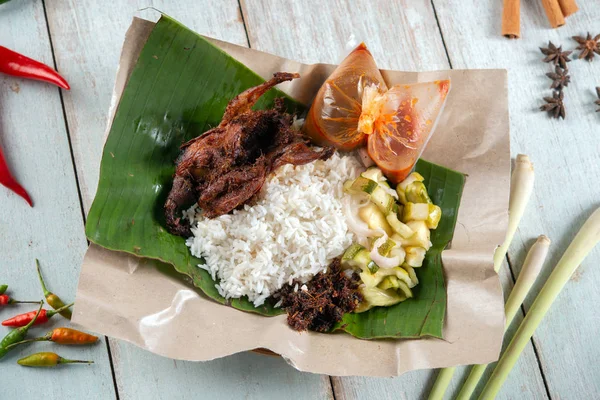 Nasi Lemak Kukus Mit Wachteln Ein Beliebtes Traditionelles Malaiisches Gericht — Stockfoto