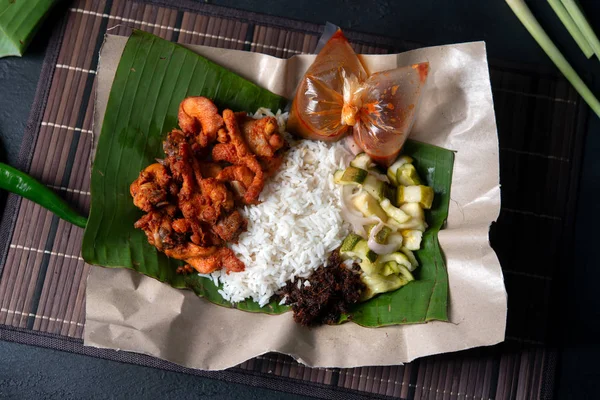 Nasi Kukus Ayam Berempah 人気のある伝統的なマレー料理 フラットはオーバーヘッドビューを上に置く — ストック写真