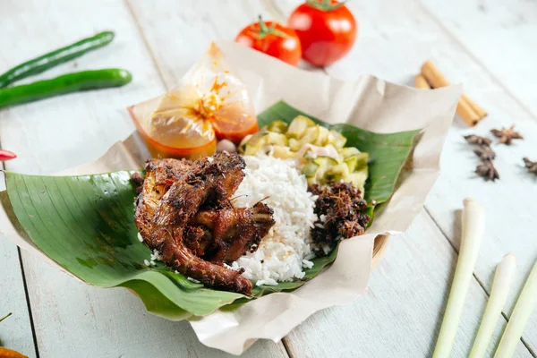 Nasi Lemak Kukus Mit Wachteln Traditionelle Malaiische Küche — Stockfoto