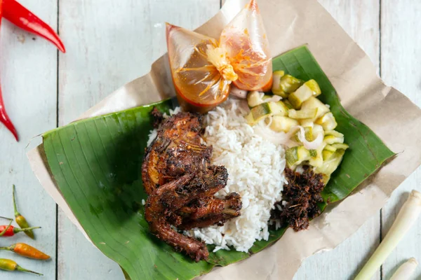 带有鹌鹑的Nasi Lemak Kukus 马来西亚传统食品很受欢迎 — 图库照片