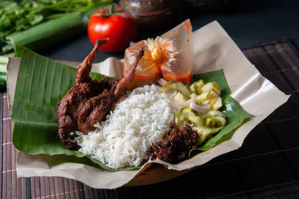 Nasi Lemak Kukus Dengan Puyuh Makanan Lokal Tradisional Melayu Yang — Stok Foto