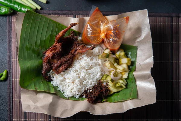 Nasi Lemak Kukus与鹌鹑 流行的传统马来语当地食物 平躺在头顶上俯瞰 — 图库照片
