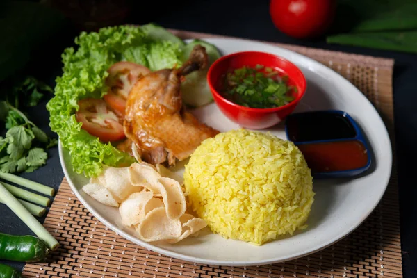 Nasi Ayam Dengan Paha Ayam Makanan Lokal Malaysia Tradisional Yang — Stok Foto