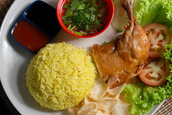 Nasi Ayam Dengan Paha Ayam Makanan Lokal Malaysia Tradisional Yang — Stok Foto