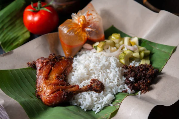 Nasi Lemak Kukus Mit Huhn Traditionelle Malaiische Küche — Stockfoto