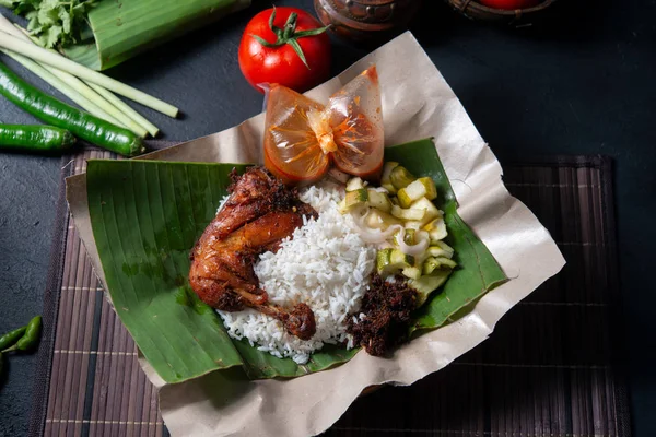 Nasi Lemak Kukus Csirkével Népszerű Hagyományos Maláj Helyi Étel Lapos — Stock Fotó