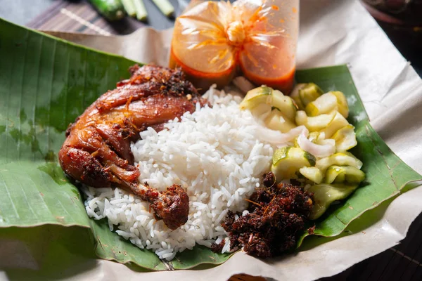Наси Лемак Кукус Курицей Популярные Традиционные Малайские Местные Блюда — стоковое фото