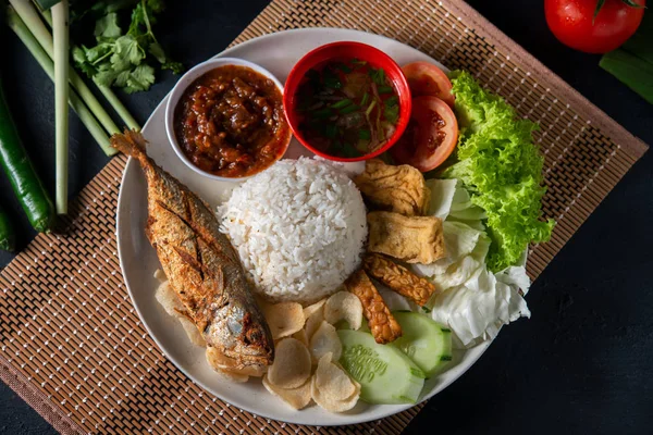 Nasi Ikan Makarel Goreng Dengan Sambal Makanan Tradisional Melayu Yang — Stok Foto