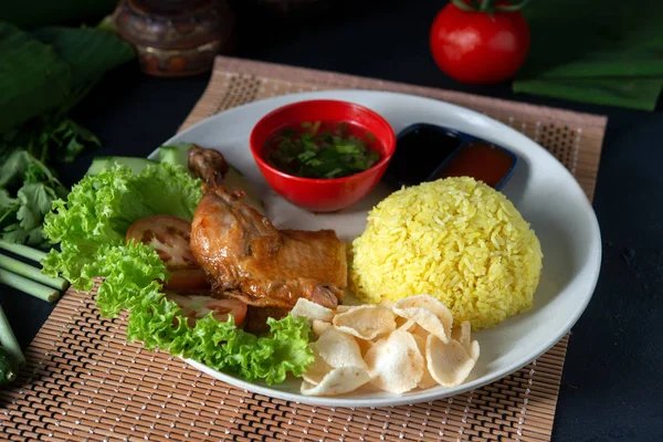 Nasi Ayam Dengan Paha Ayam Makanan Lokal Malaysia Tradisional Yang — Stok Foto