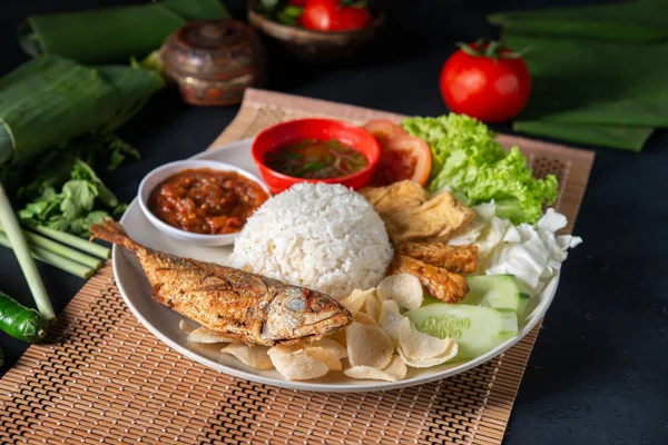 Nasi Ikan Goreng Dengan Sambal Makanan Tradisional Melayu Yang Populer — Stok Foto