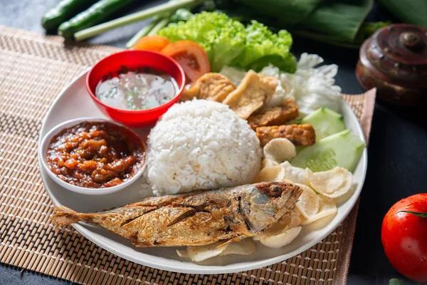 Arroz Pescado Caballa Frito Con Sambal Comida Popular Tradicional Malaya —  Fotos de Stock