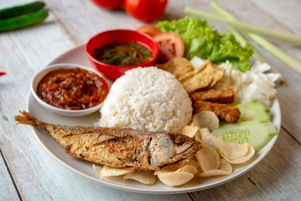 Gebakken Makreel Vis Rijst Met Sambal Populaire Traditionele Maleis Indonesische — Stockfoto