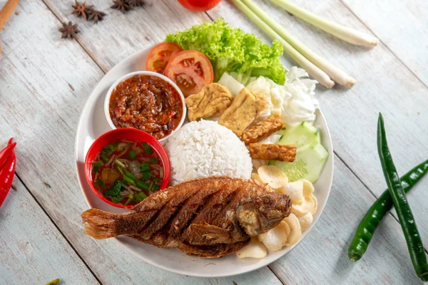 揚げティラピア魚や米 人気のある伝統的なマレー料理やインドネシアの郷土料理 フラットはオーバーヘッドビューを上に置く — ストック写真