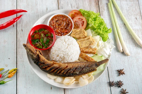 Nasi Ikan Lele Goreng Dengan Sambal Makanan Tradisional Melayu Yang — Stok Foto