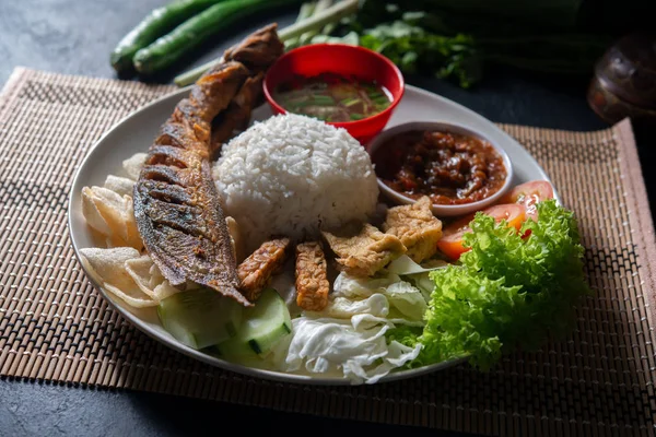 Smażony Ryż Sumowy Sambalem Popularne Tradycyjne Malajskie Lub Indonezyjskie Lokalne — Zdjęcie stockowe