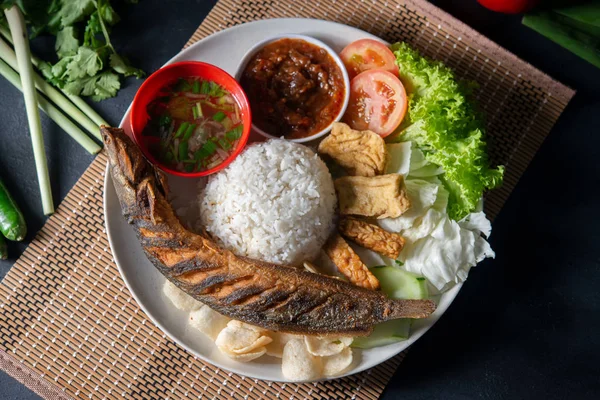 Nasi Ikan Lele Goreng Dengan Sambal Makanan Tradisional Melayu Yang — Stok Foto