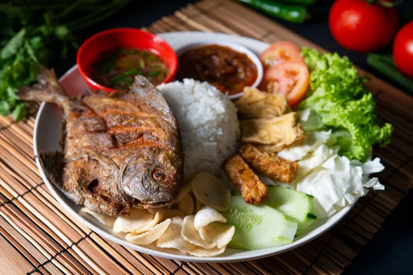 Ikan Dan Beras Goreng Pomfret Makanan Tradisional Melayu Yang Populer — Stok Foto