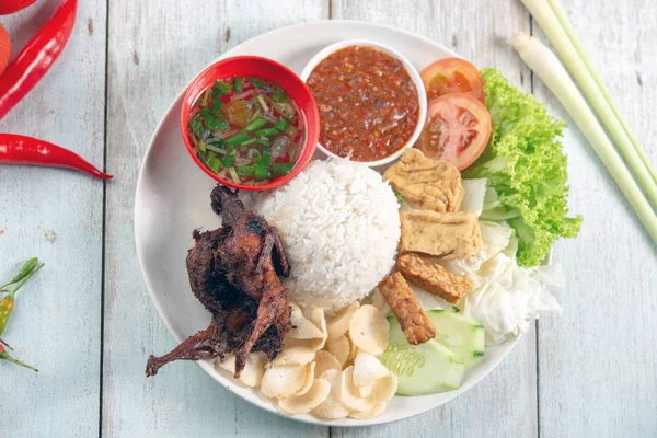 Nasi Lemak Kukus Przepiórczym Mięsem Popularnym Tradycyjnym Malezyjskim Jedzeniem Płaski — Zdjęcie stockowe