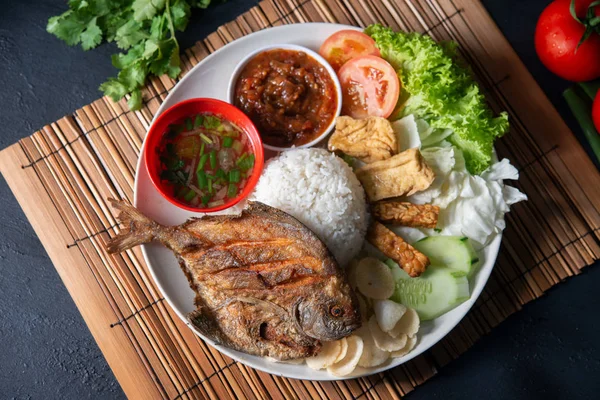 Ikan Dan Nasi Pomfret Goreng Makanan Tradisional Melayu Yang Populer — Stok Foto